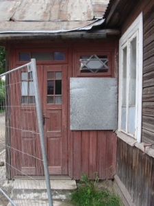 Okienko w kształcie gwiazdy Dawida widoczne w ganku domu przy ulicy Kaczorowskiej 1 w Tykocinie