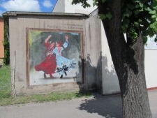 Graffiti „Tańczące Cyganki” na ul. Zaszkolnej w pobliżu siemiatyckiej synagogi