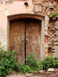 Drewniane drzwi wejściowe do synagogi w Bolechowie