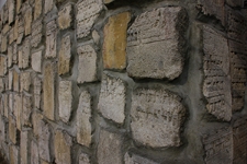 Fragmenty macew na cmentarzu żydowskim w Izbicy