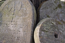 Fragmenty macew na cmentarzu żydowskim w Kocku
