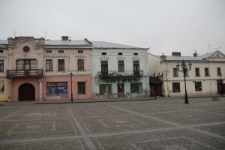 Kamienice okalające rynek w Ż&oacute;łkwi