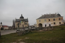 Rynek w Ż&oacute;łkwi, w tle kolegiata św. Wawrzyńca