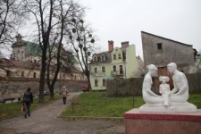 Rzeźba "Rodzina" w pobliżu dworca autobusowego w Ż&oacute;łkwi