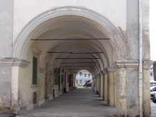 Podcienia kamieniczek na rynku w Ż&oacute;łkwi