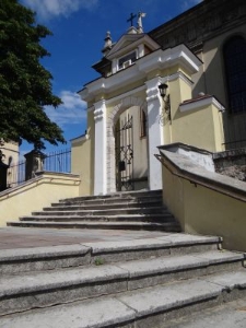 Brama wiodąca do kolegiaty św. Wawrzyńca w Ż&oacute;łkwi