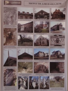 Tablica informacyjna w Żółkwi przedstawiająca zabytki miasta