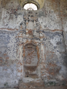 Wnęka po aron ha-kodesz w synagodze w Ż&oacute;łkwi