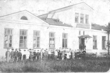 Dzieci uczęszczające do katolickiej szkoły ludowej w budynkach szpitalnych w Knyszynie, okres I wojny światowej