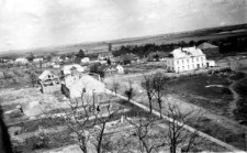 Widok na Knyszyn w stronę ulicy Grodzieńskiej (po prawej stronie magistrat i za nim synagoga)