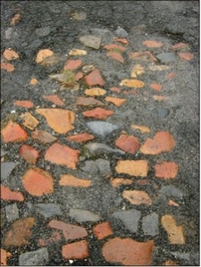 Ulica obok kościoła pw. Wniebowzięcia Najświętszej Maryi Panny w Ostrogu