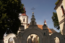 Brama ogrodzenia kościoła pw. św. Mikołaja (1610-1620) przy ulicy Wyzwolenia 1 w Szczebrzeszynie