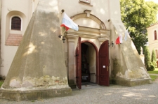 Główny portal kościoła pw. św. Mikołaja (1610-1620) przy ul. Wyzwolenia 1 w Szczebrzeszynie
