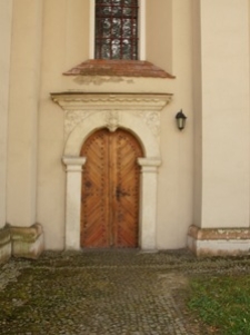 Portal w p&oacute;łnocnej elewacji kościoła pw. św. Mikołaja (1610-1620) przy ul. Wyzwolenia 1 w Szczebrzeszynie