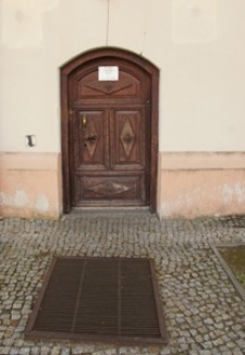 Drzwi w południowej elewacji kościoła pw. św. Mikołaja (1610-1620) przy ul. Wyzwolenia 1 w Szczebrzeszynie
