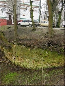 Ściana oporowa obok wejścia na G&oacute;rę Zamkową w Ostrogu