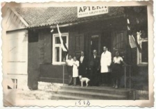 Marian Rzeźnicki, the owner of a pharmacy in Knyszyn, with his family and workers, photographed in 1938 in front of the pharmacy.
