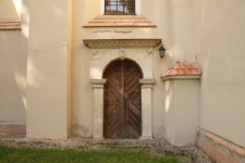 Portal w elewacji południowej kościoła pw. św. Mikołaja (1610-1620) przy ul. Wyzwolenia 1 w Szczebrzeszynie