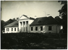 Dw&oacute;r w Surhowie - widok od p&oacute;łnocy