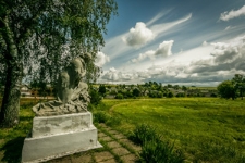Pomnik płaczącej matki w Wołożynie upamiętniający Żyd&oacute;w rozstrzelanych podczas II wojny światowej