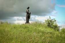 Pomnik płaczącej matki w Wołożynie upamiętniający Żyd&oacute;w rozstrzelanych podczas II wojny światowej