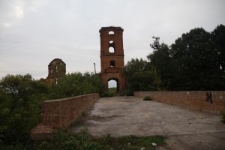 Ruiny wieży bramnej prowadzącej na zamek w Korcu