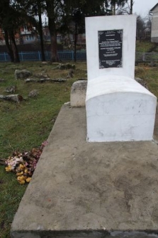 Grób zmarłego w 1620 roku rabina Aarona Benjamina Solnika na cmentarzu żydowskim w Podhajcach