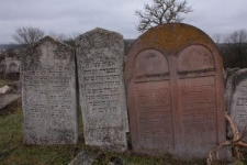 Macewy na cmentarzu żydowskim w Podhajcach