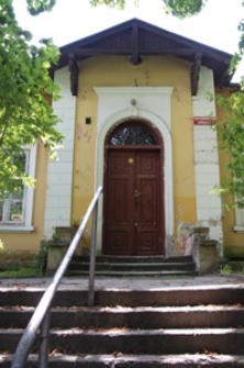 Wejście do harc&oacute;wki przy ul. Sądowej 13 w Szczebrzeszynie