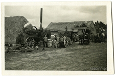 Młocarnia w trakcie pracy w majątku Surh&oacute;w