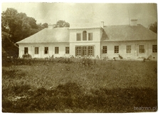 Dw&oacute;r w Surhowie - widok od południa