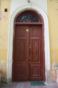 Drzwi do harcówki przy ul. Sądowej 13 w Szczebrzeszynie