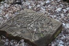 Fragment macewy na cmentarzu żydowskim w Ostrogu
