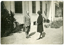 Zygmunt i Janina Skolimowscy przed dworem majątku Surhów