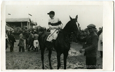 Klacz Melita z majątku Surh&oacute;w na terenie wyścig&oacute;w konnych w Lublinie dosiadana przez dżokeja o nazwisku Rusin