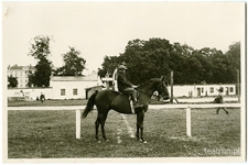 Koń z majątku Surhów dosiadany przez Stanisława Zarembskiego na wystawie koni przy ulicy Lipowej w Lublinie,