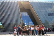Przed wejściem do Muzeum Historii Żyd&oacute;w Polskich Polin