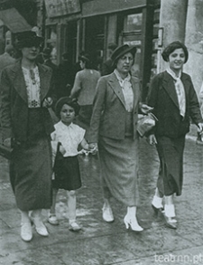 Hela Goldberg z córką Ewą i swoimi koleżankami na Krakowskim Przedmieściu w Lublinie