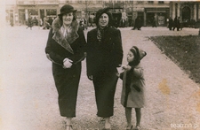 Hela Goldberg ze swoją matką Leah Blumensztok oraz córką Ewą. Ulica Krakowskie Przedmieście w Lublinie