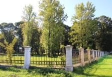 Fragment odnowionego ogrodzenia i parku okalającego dwór na Węglinie