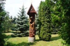 Kapliczka z figurą Chrystusa Frasobliwego w Indurze