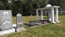 Groby Izraela Meira ha-Kohena - Hafeca Chaima, założyciela słynnej raduńskiej jesziwy, oraz innych wykładowców tej uczelni na cmentarzu żydowskim w Raduniu