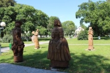 Drewniane rzeźby w parku w centrum Różany