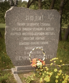 Pomnik opodal Motola poświęcony pamięci Żydów zamordowanych 2 sierpnia 1941 roku