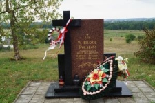Pomnik na Górze Pietralewickiej opodal Słonimia poświęcony pamięci Polaków zamordowanych przez hitlerowców w 1942 i 1944 roku