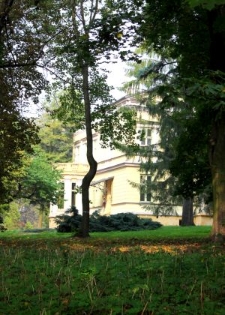 Widok na fragment parku i pałac w Jabłonnej