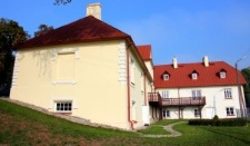 Widok na boczną elewację dworu w Piotrowicach