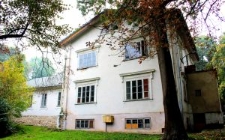 Widok na tylną elewację pałacu w Pszczelej Woli