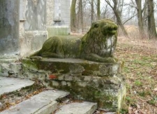 Rzeźba lwa przed pałacem w Olesinie