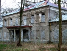 Widok na tylną elewację pałacu w Olesinie